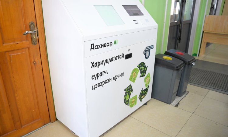 Нийслэлийн 30 цэцэрлэг, 38 сургуульд ухаалаг хогийн сав байршуулжээ