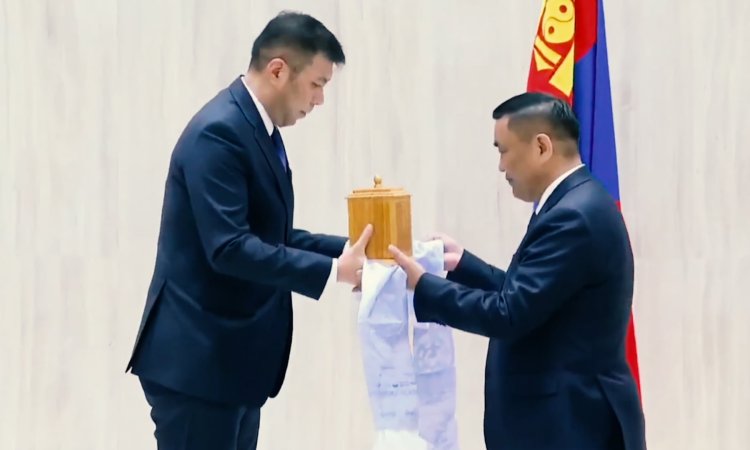 Х.Нямбаатарын тамгыг Б.Мөнхбатад түр шилжүүлэв