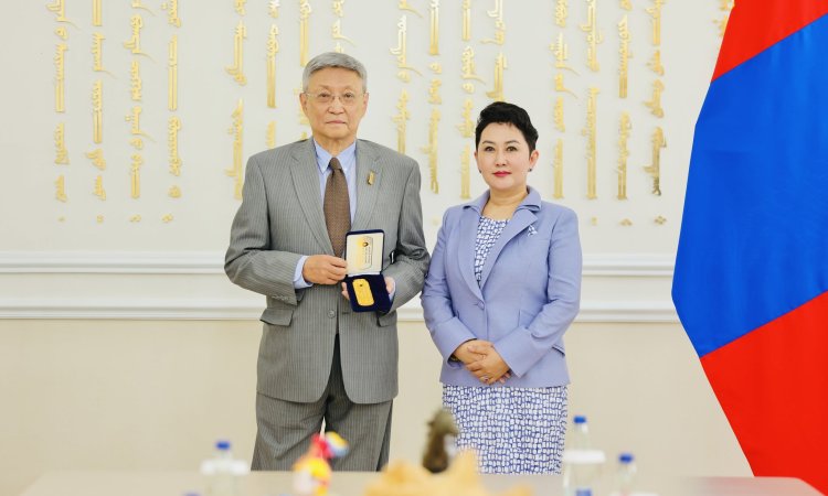 Ерөнхий сайд асан С.Баярт Онц бөгөөд Бүрэн Эрхт Элчин сайд цолны Алтан гэрэгэг гардуулжээ