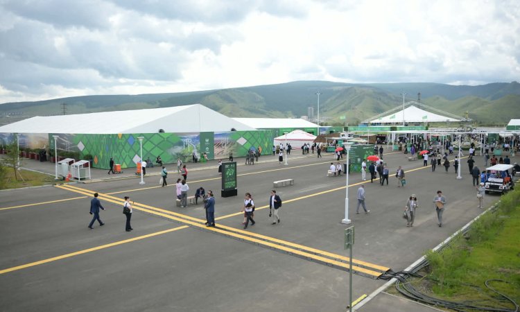 COP17 хурлын Ногоон бүсэд Улаанбаатар хот хөгжлийн төслүүдээ танилцуулж байна