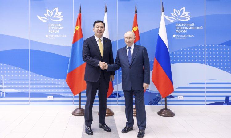Ерөнхийлөгч, Ерөнхий сайд нар нэг хоногийн зайтай В.Путинтэй гар барив